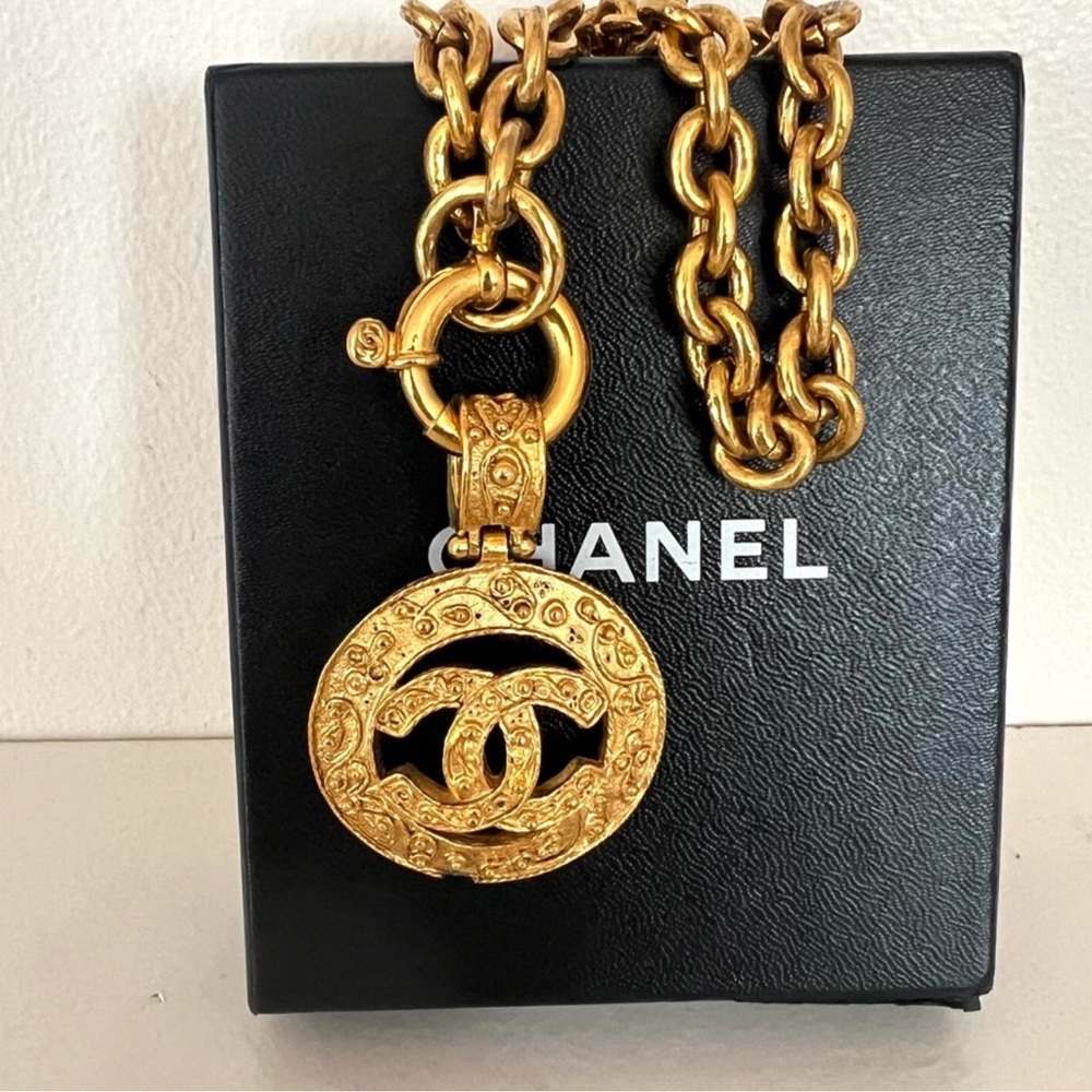 💯 Authentic Chanel Coco Mark Gold Plated 94 A Pendant Necklace W/Box❤️ - Picture 2 of 11